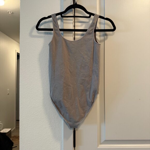 ESSENTIAL‎ SCOOP NECK BODYSUIT | SMOKE - Picture 3 of 5